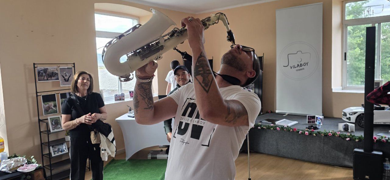 Saxofonista tocando en el quinto aniversario de Vilaboy Fotografía