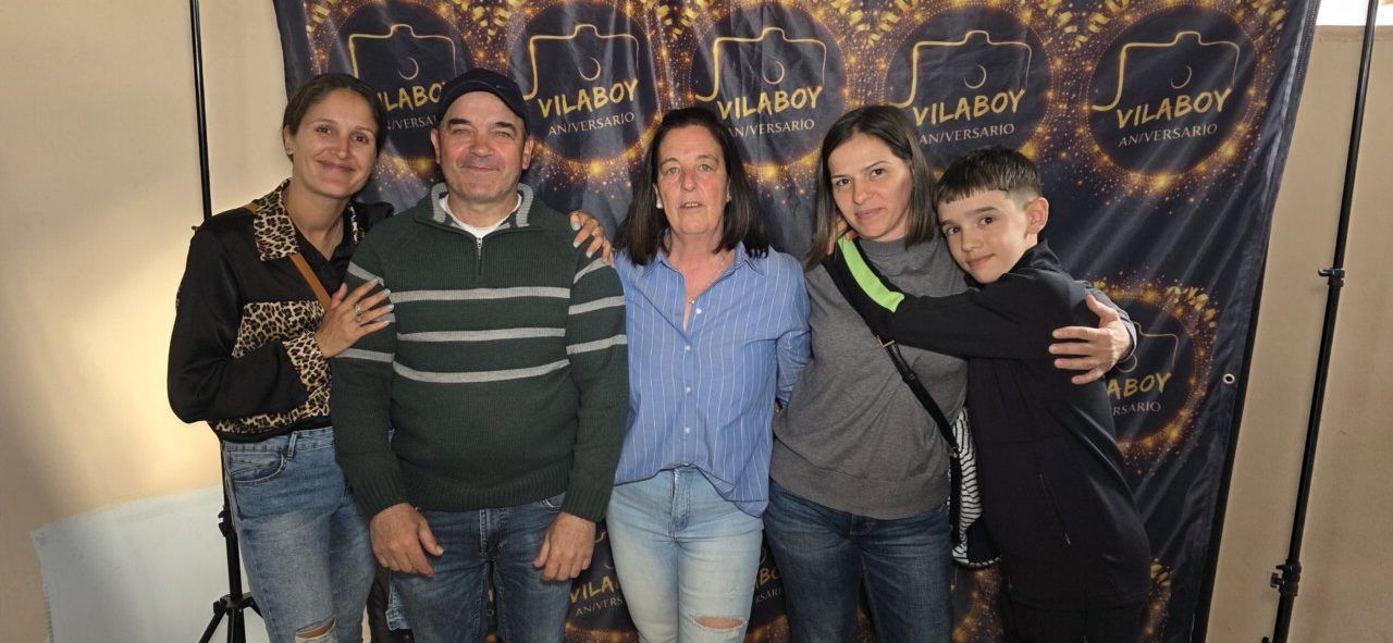 Grupo de personas celebrando el quinto aniversario de Vilaboy Fotografía