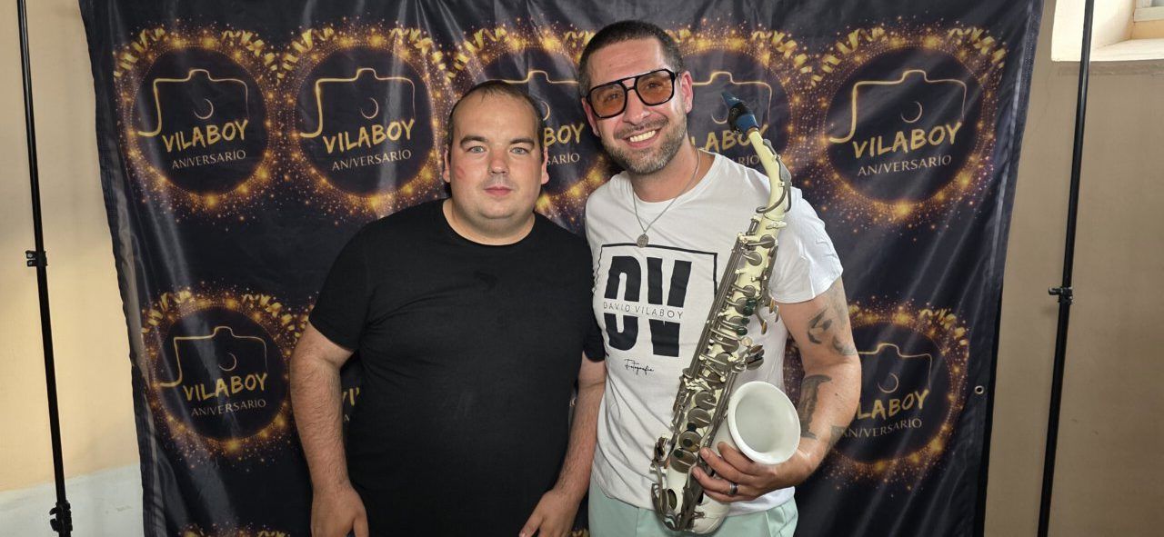 Dos hombres posando en un evento de aniversario de Vilaboy Fotografía