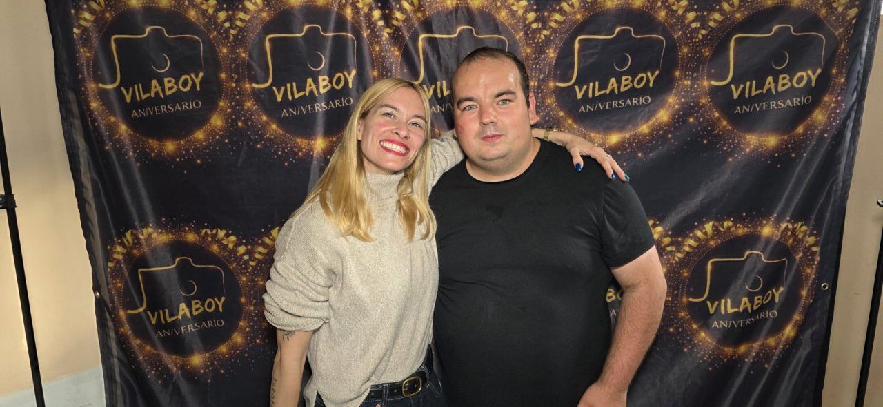 Celebración del quinto aniversario de Vilaboy Fotografía con asistentes sonriendo