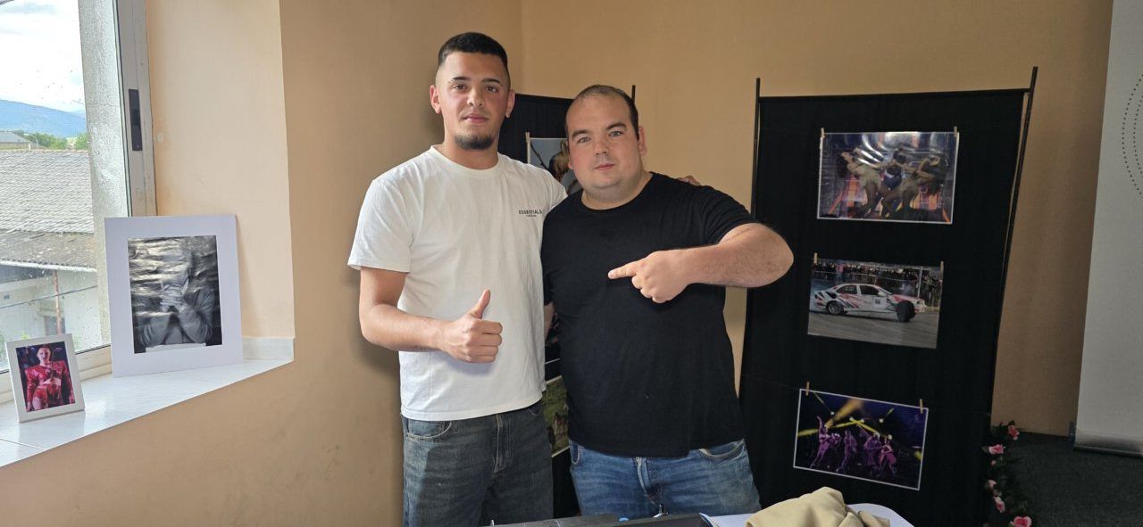 Dos hombres posando en un evento de fotografía en Carracedo del Monasterio