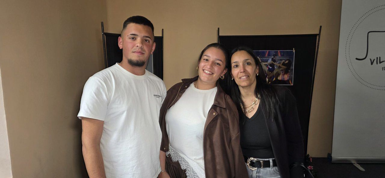 Tres personas posando en el evento del quinto aniversario de Vilaboy Fotografía