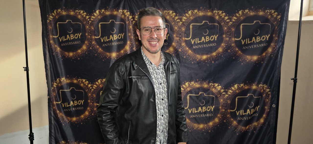 Persona sonriente en evento de aniversario de Vilaboy Fotografía