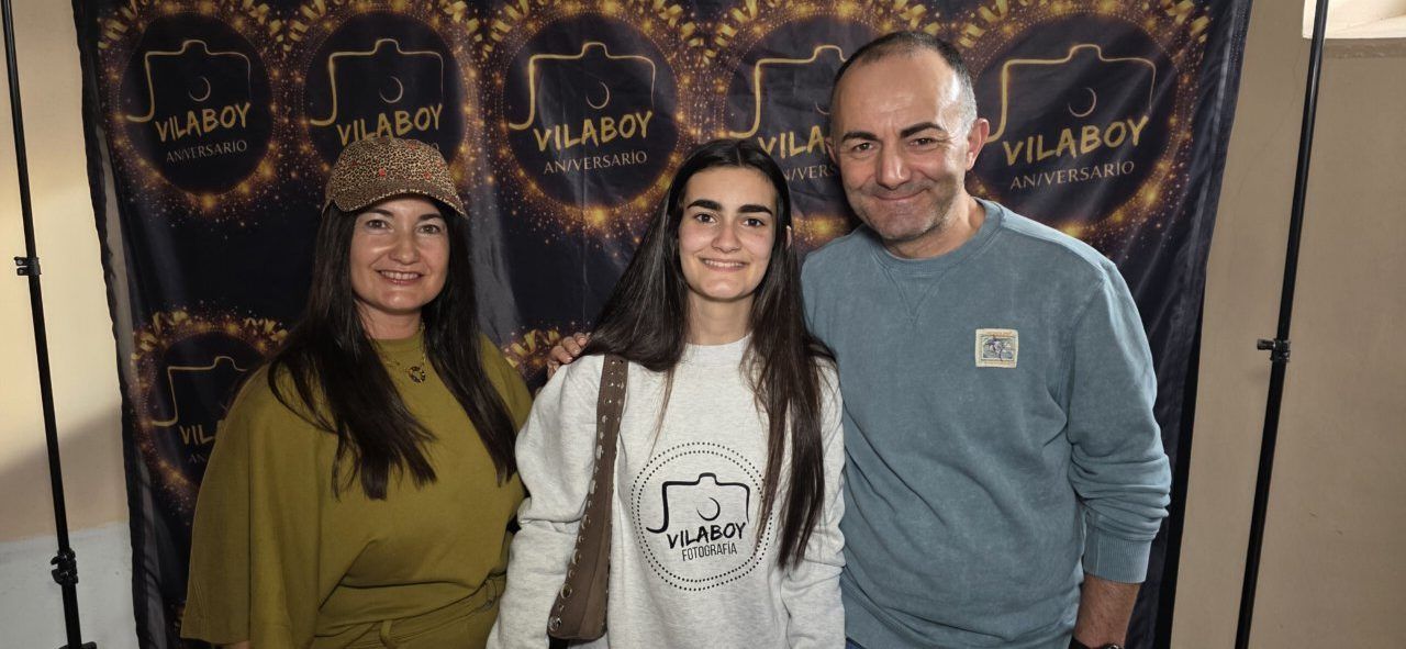 Tres personas posando en un evento de aniversario de Vilaboy Fotografía