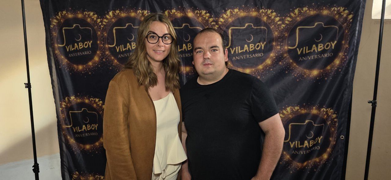 Dos personas posando en un evento de aniversario de Vilaboy Fotografía