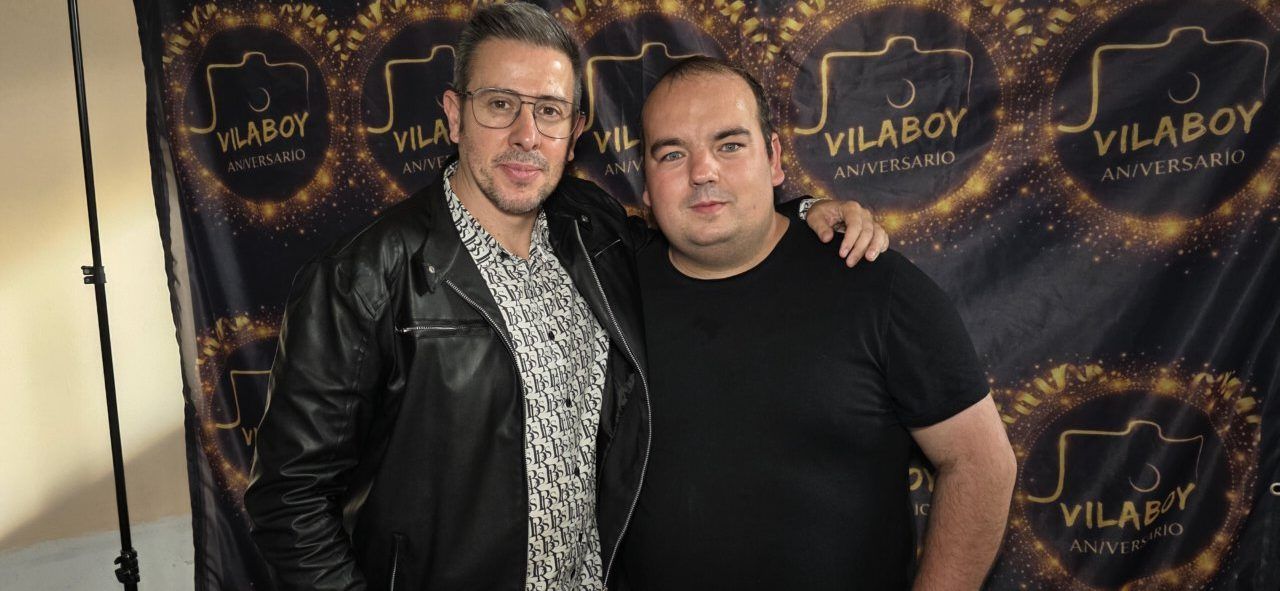 Dos hombres posando en el evento del quinto aniversario de Vilaboy Fotografía