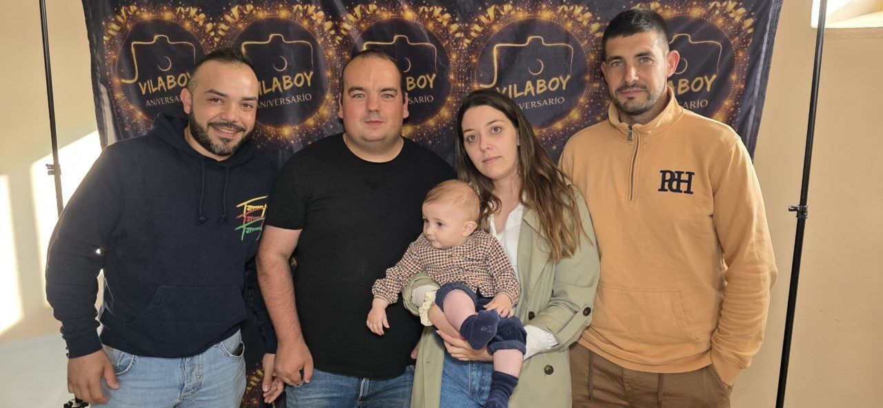 Grupo de personas celebrando el quinto aniversario de Vilaboy Fotografía