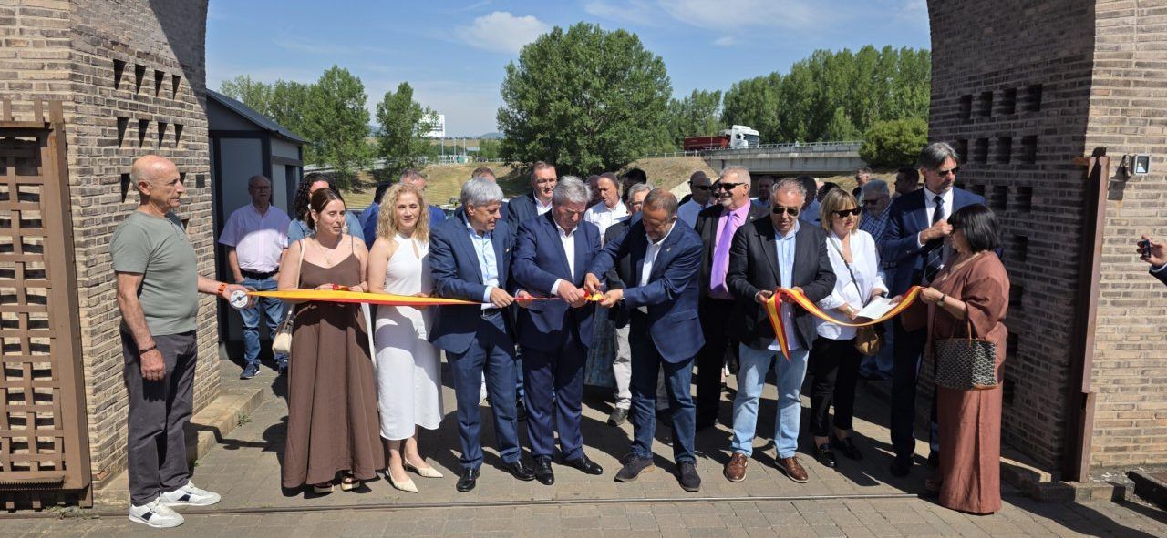 Inauguración de un curso de auxiliar de comercio en León con varias personas presentes.