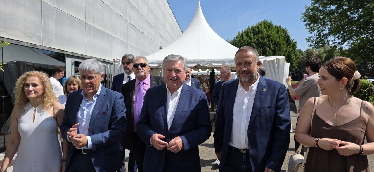 Grupo de personas en la Feria Agroalimentaria de Carracedelo