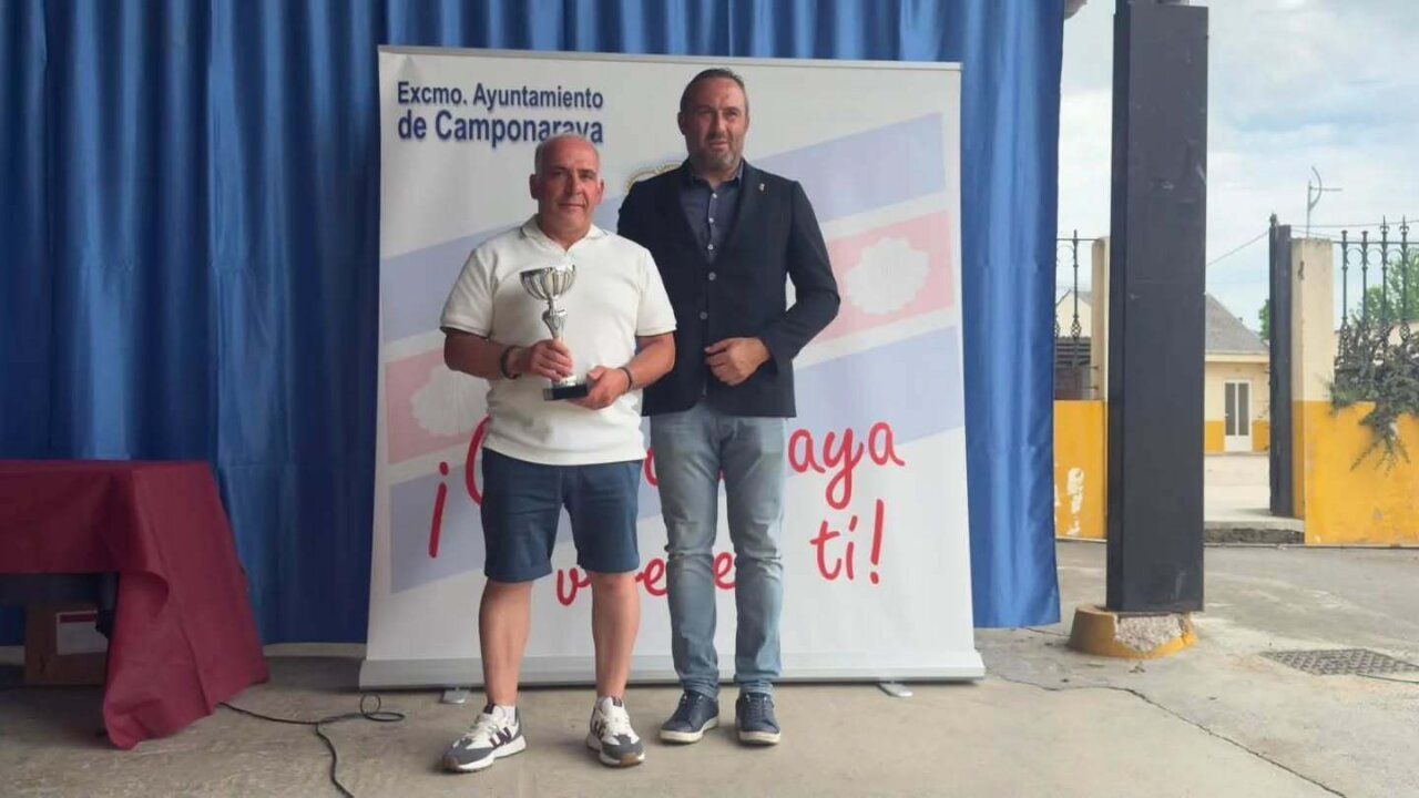 Luis Alberto Arias entrega un premio en la Fiesta del Deporte Berciano