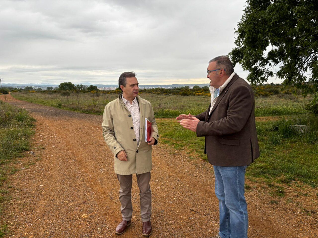 Dos hombres discutiendo sobre el nuevo acceso al Aeropuerto de León.