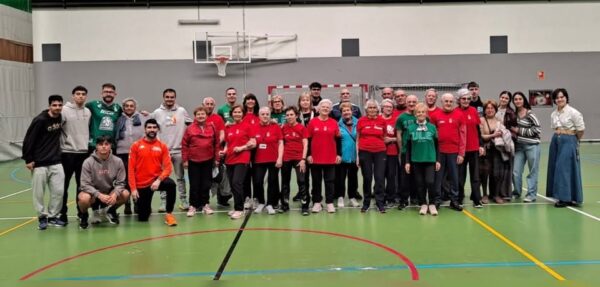 Grupo de personas mayores y jóvenes en actividad intergeneracional en León