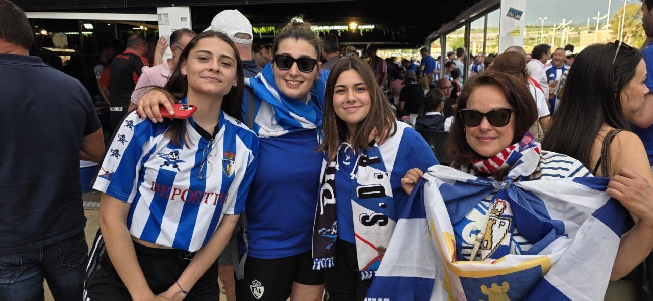 Aficionados de la Ponferradina celebrando en un evento deportivo