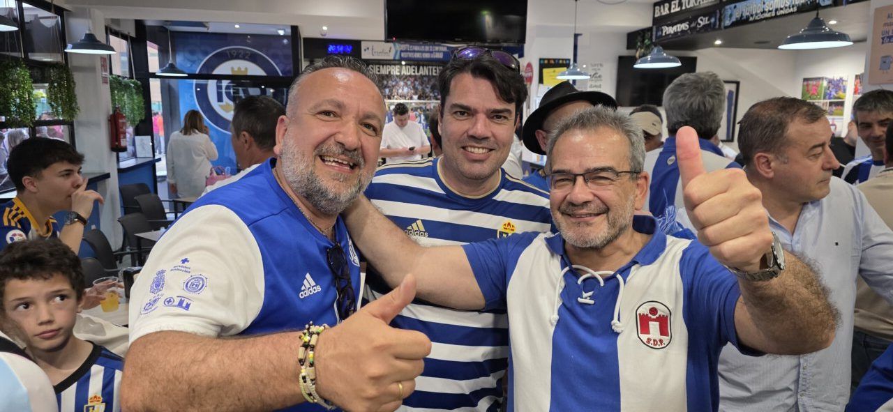 Aficionados de la Ponferradina celebrando en un bar
