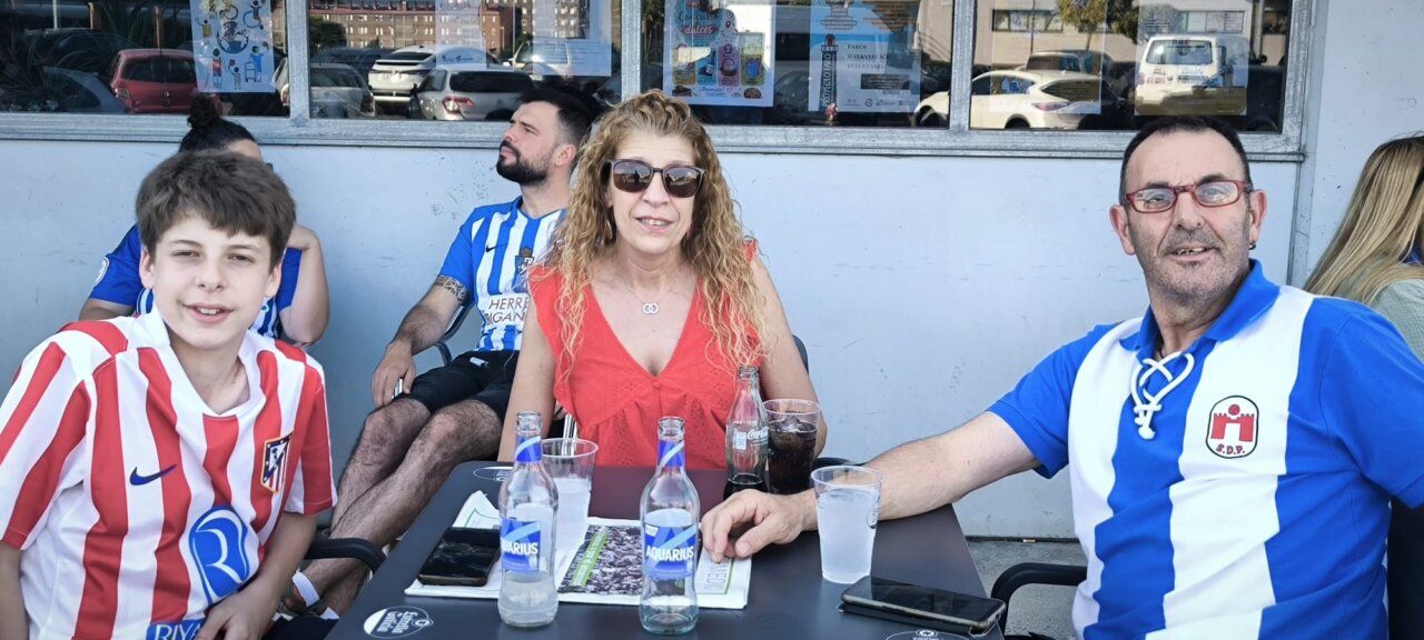 Grupo de personas disfrutando en un bar con bebidas y comida