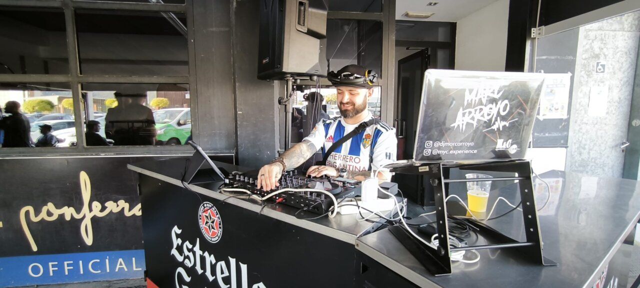 DJ animando en el bar Toralín con música en vivo