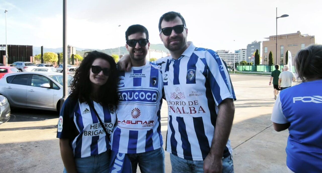 Grupo de aficionados con camisetas del Ponferradina en un bar