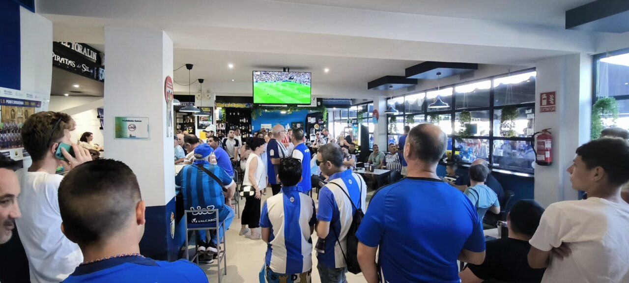Aficionados en el bar Toralin viendo un partido de fútbol