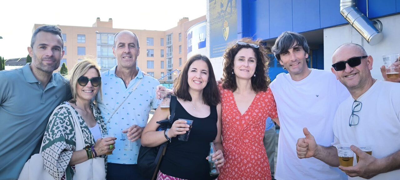 Grupo de amigos disfrutando en un bar con bebidas en mano