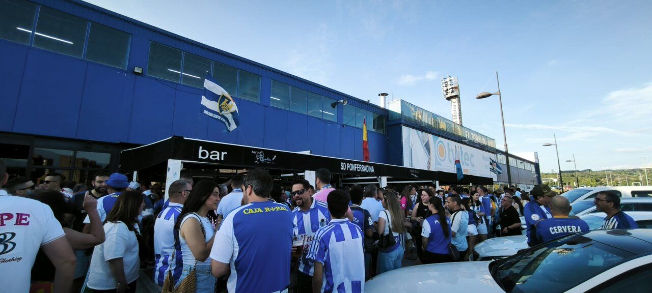 Aficionados en el bar Toralín apoyando al equipo de fútbol
