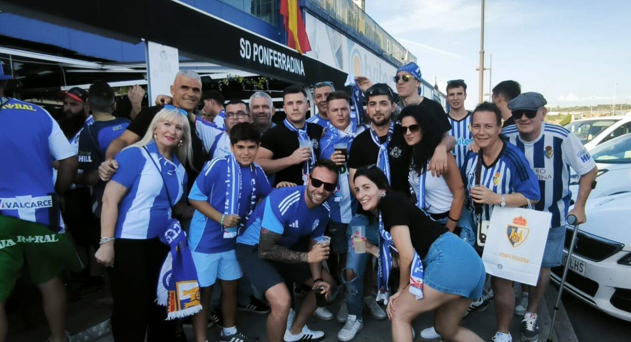 Grupo de aficionados de la SD Ponferradina en un bar