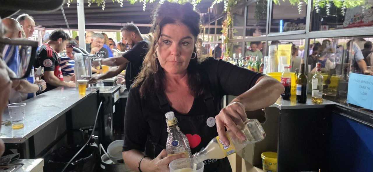 Mujer sirviendo bebidas en un bar durante un evento de la Ponferradina