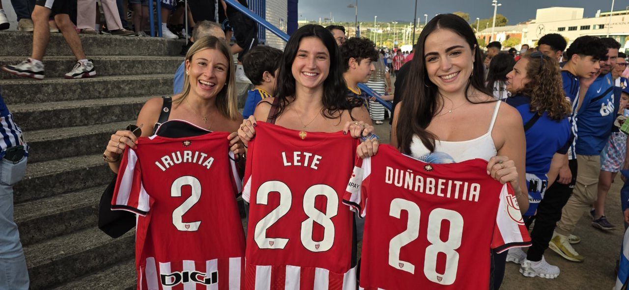 Tres aficionadas sosteniendo camisetas del equipo de fútbol Ponferradina