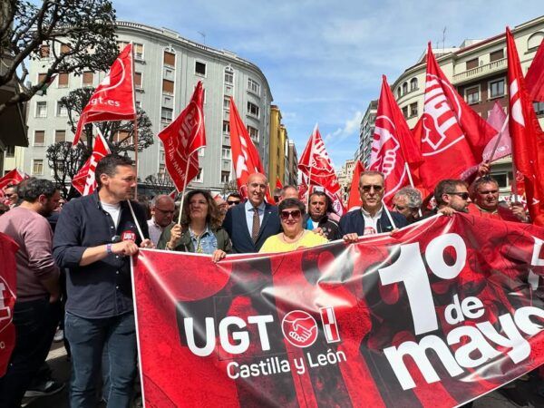 El alcalde de León en la manifestación del Primero de Mayo con banderas rojas