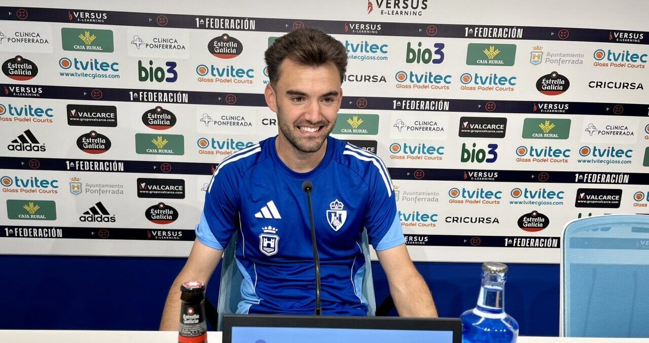 Andoni López en conferencia de prensa con camiseta de la SD Ponferradina