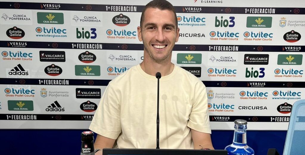 Andrés Prieto en rueda de prensa con bebidas y micrófono