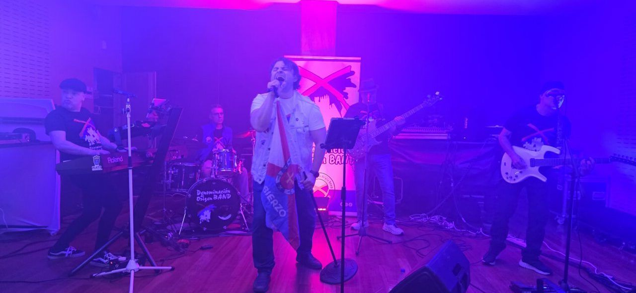 Grupo musical actuando en el segundo aniversario del casino