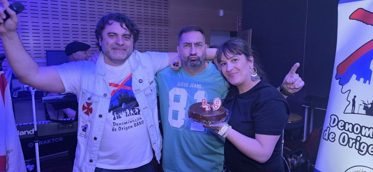 Tres personas celebrando con un pastel en un evento del casino.