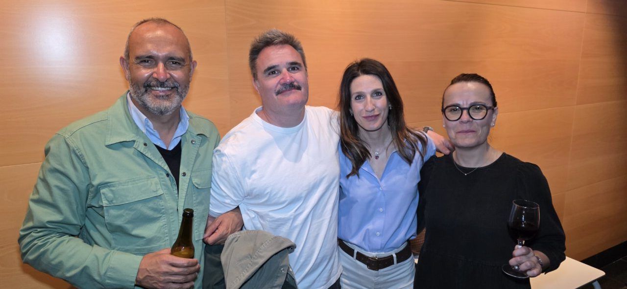Grupo de personas sonriendo en un evento de aniversario del casino