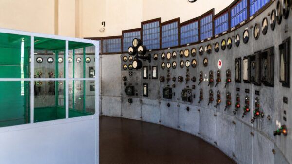 Panel de control de la antigua central térmica con sincronoscopio