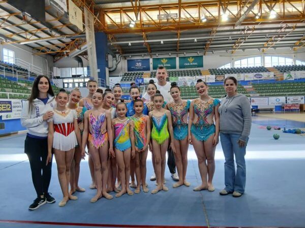Grupo de gimnastas rítmicas en el Pabellón Lydia Valentín