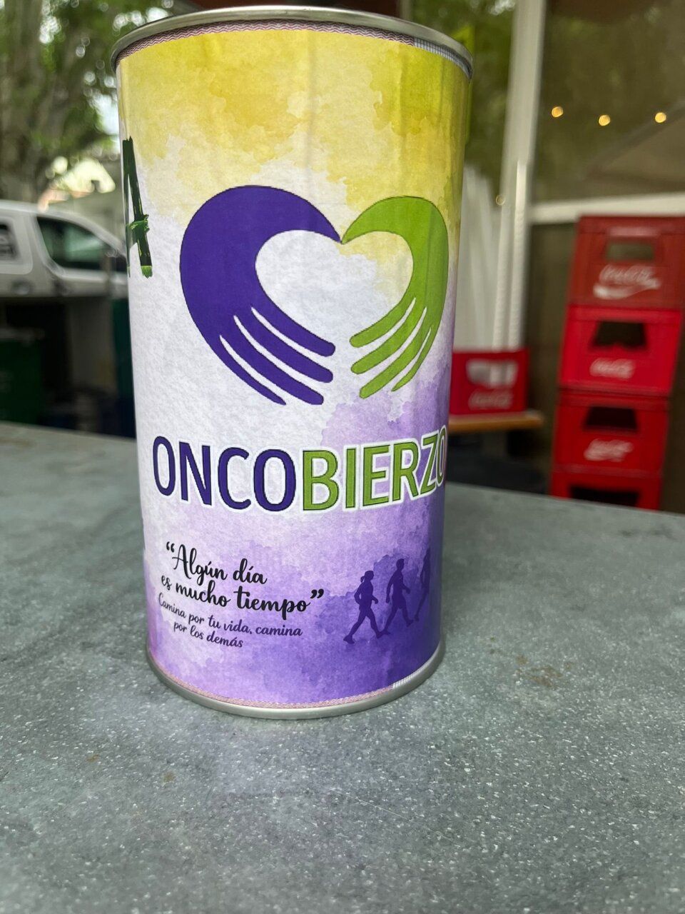 Lata de apoyo a OncoBierzo con manos y mensaje inspirador