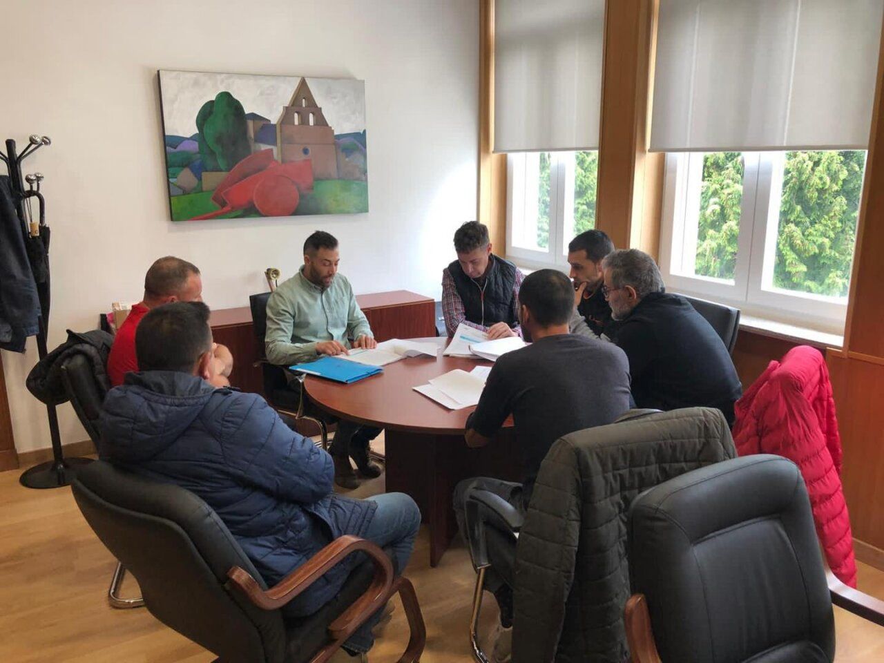 Reunión de trabajadores de TYC Narcea en una oficina