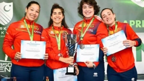 Ariadna Castro y su equipo celebrando la medalla de plata en esgrima