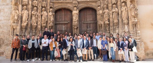 Grupo de personas en la asamblea de ACEVIN frente a una iglesia