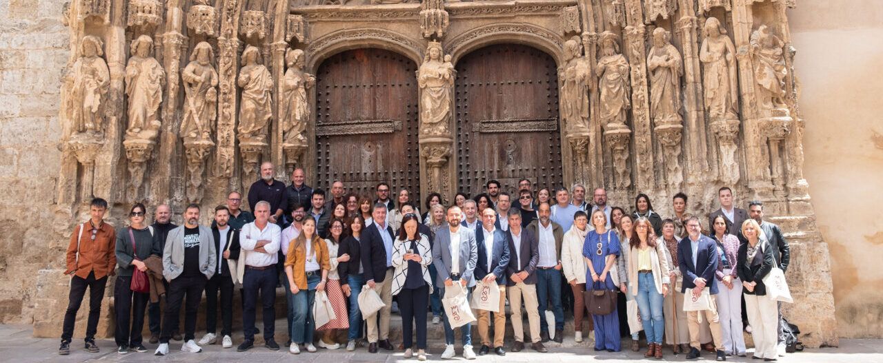 Grupo de personas en la asamblea de ACEVIN frente a una iglesia