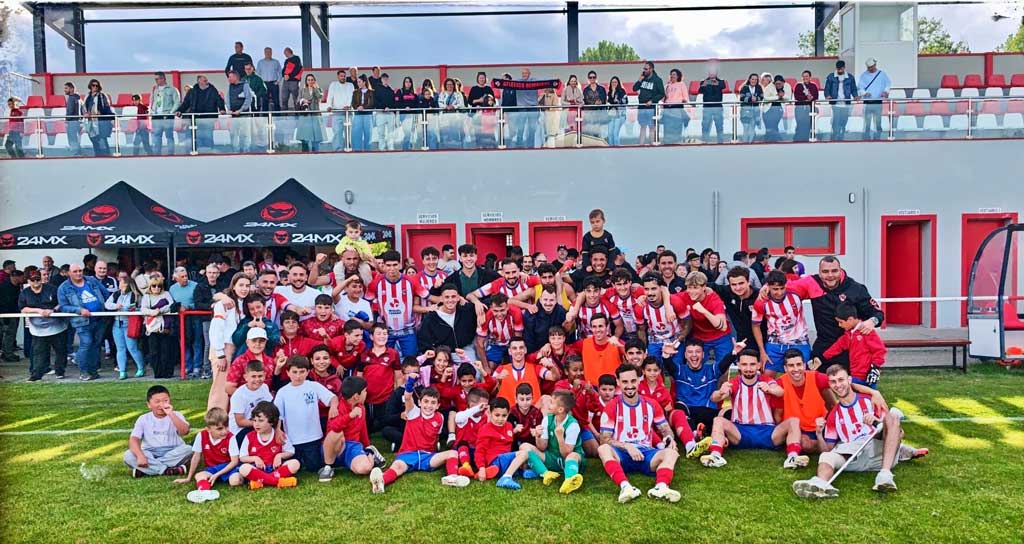 Jugadores y aficionados del Atlético Bembibre celebrando una victoria en el estadio