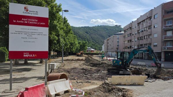 Obras en los jardines del Sil en Ponferrada con maquinaria y señalización.