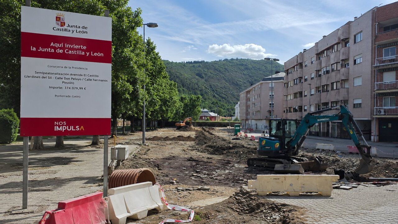 Obras en los jardines del Sil en Ponferrada con maquinaria y señalización.