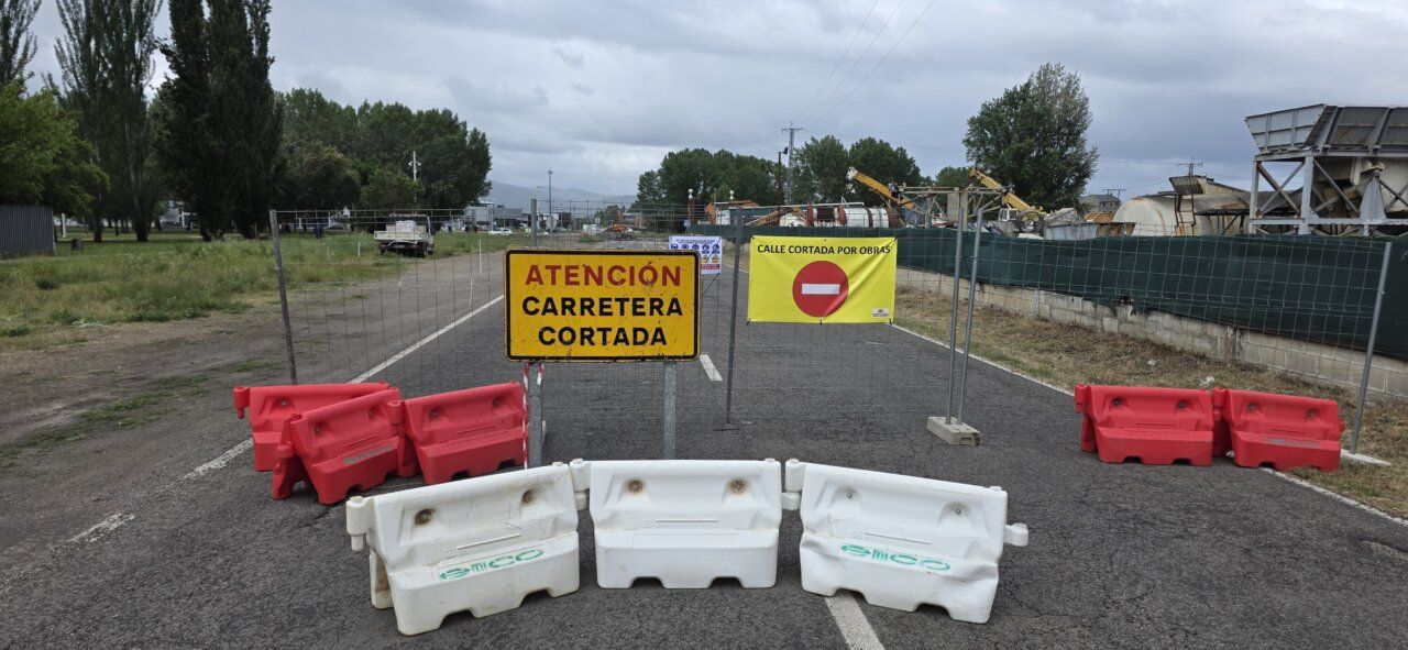 Señales de advertencia de carretera cortada en Avenida Ciudad de Bergida