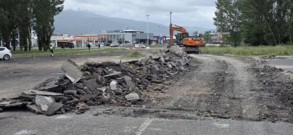 Obras en la Avenida Ciudad de Bergida con maquinaria pesada