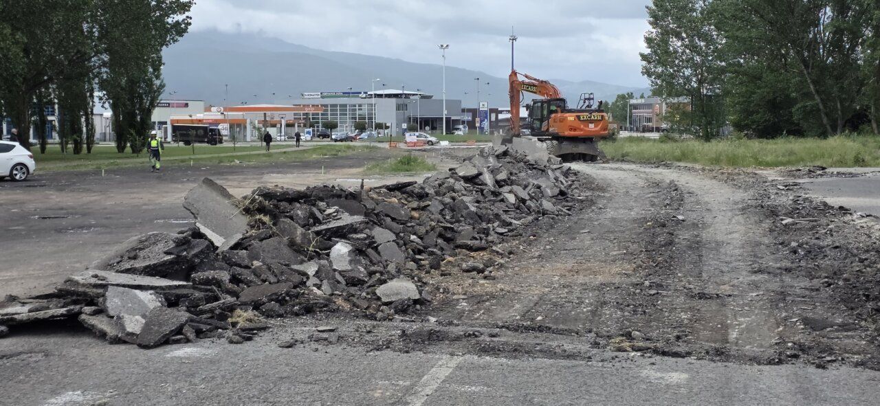 Obras en la Avenida Ciudad de Bergida con maquinaria pesada