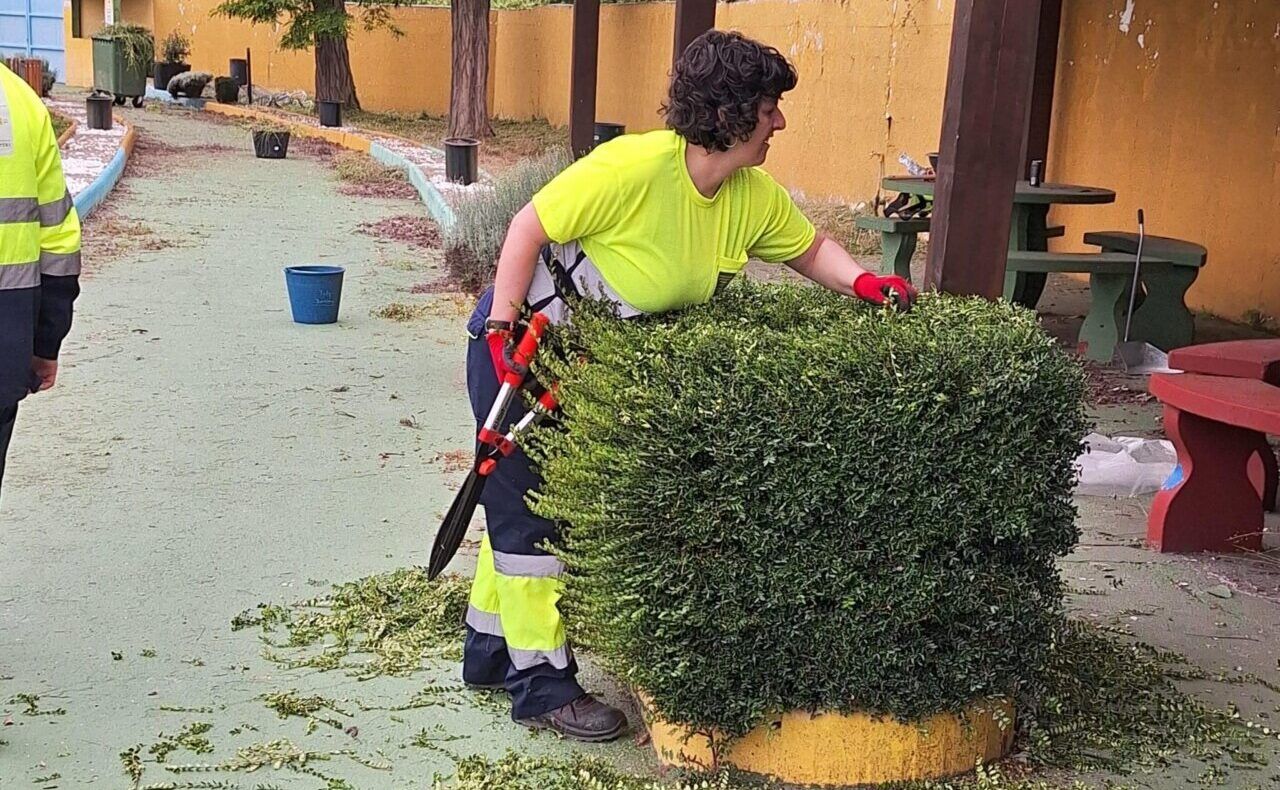 Alumnos del programa de jardinería trabajando en las piscinas municipales de Toreno