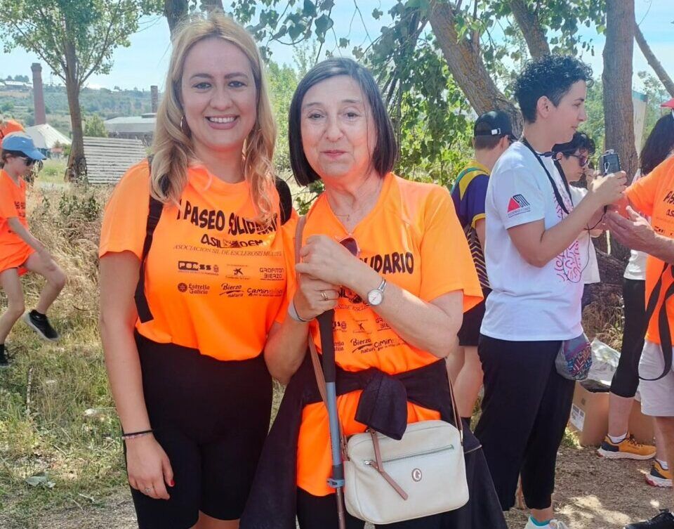 Participantes del Paseo Solidario en Ponferrada apoyando la esclerosis múltiple