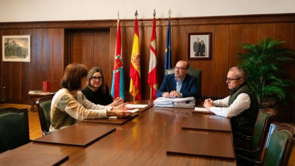 Reunión en el Ayuntamiento de Morala con varios funcionarios y el alcalde