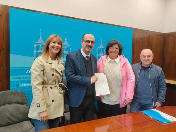 El alcalde de Ponferrada firmando convenios con asociaciones locales